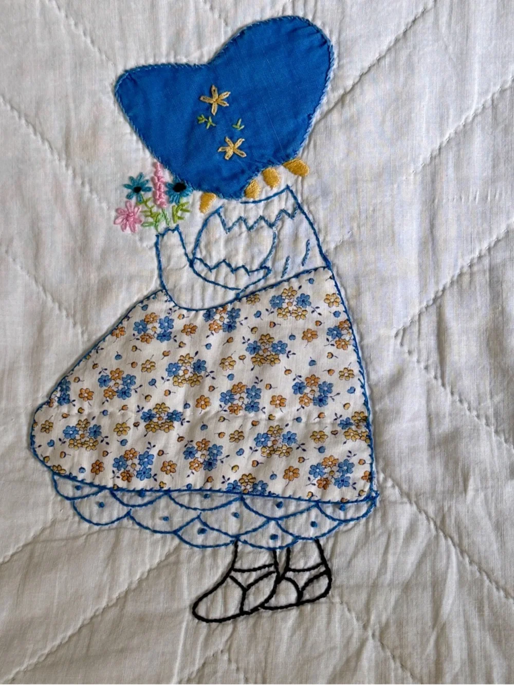 Sun‎ Bonnet Sue Vintage Patchwork & Applique Quilt Hand Made 1939 - 1970 84x74”